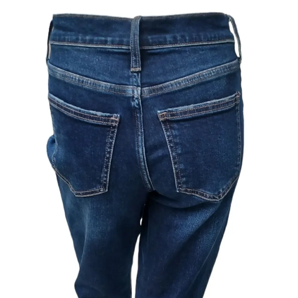 701418....Universal Thread Straight leg Jeans Size 6/28,  8